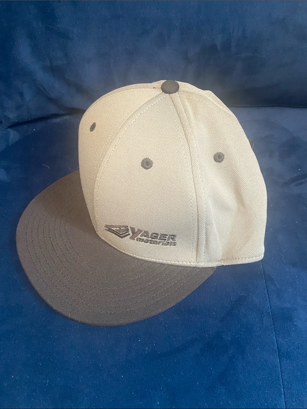 Two-Tone Baseball Cap in gray and black
